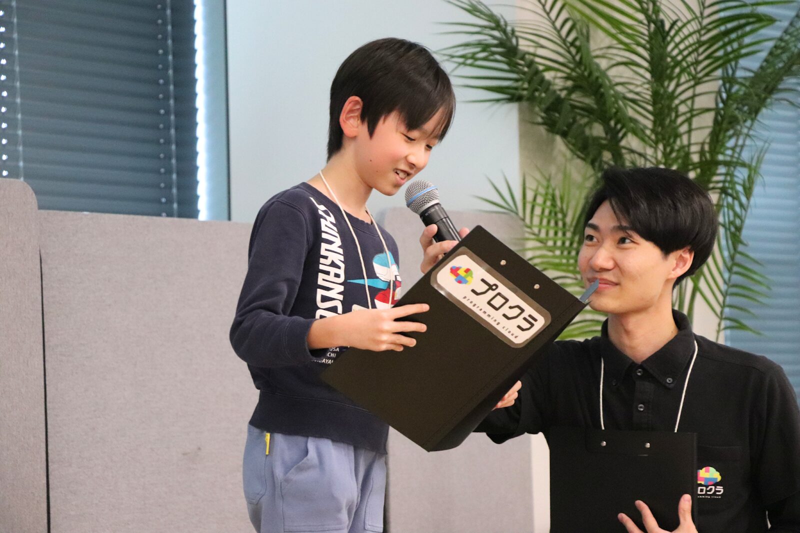 生徒が発表している写真